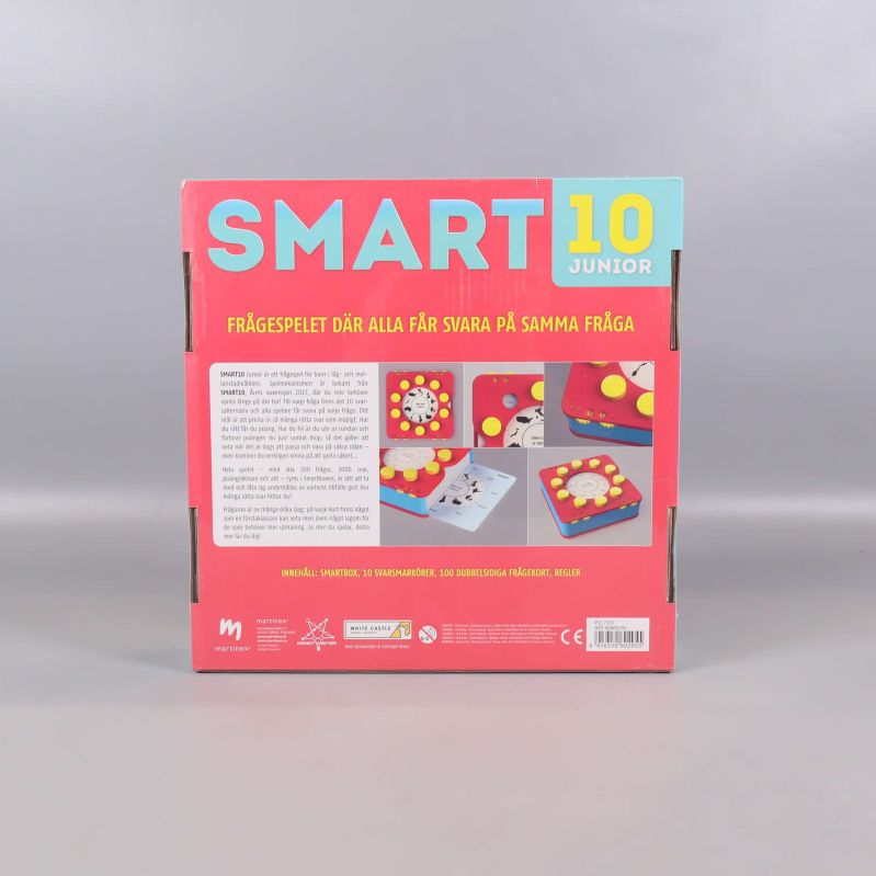 Baksida av spelkartongen med spelinformation och detaljerade bilder på spelmaterialet