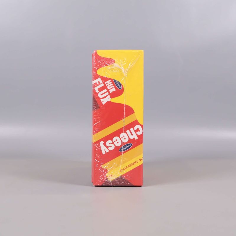 Sidan av förpackningen med texten cheesy och Santa Maria logga