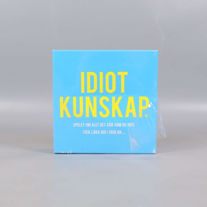 Blå ask med spelets titel i fokus