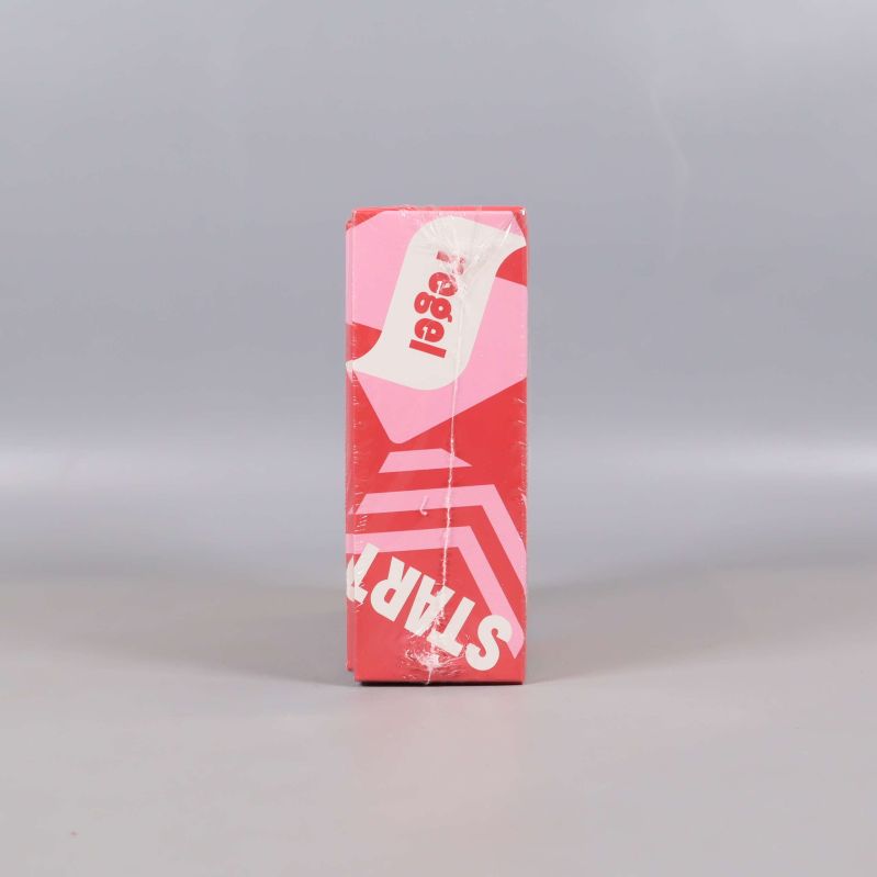 Sida av spelkartong Taco Tajm med rosa och vita illustrationer