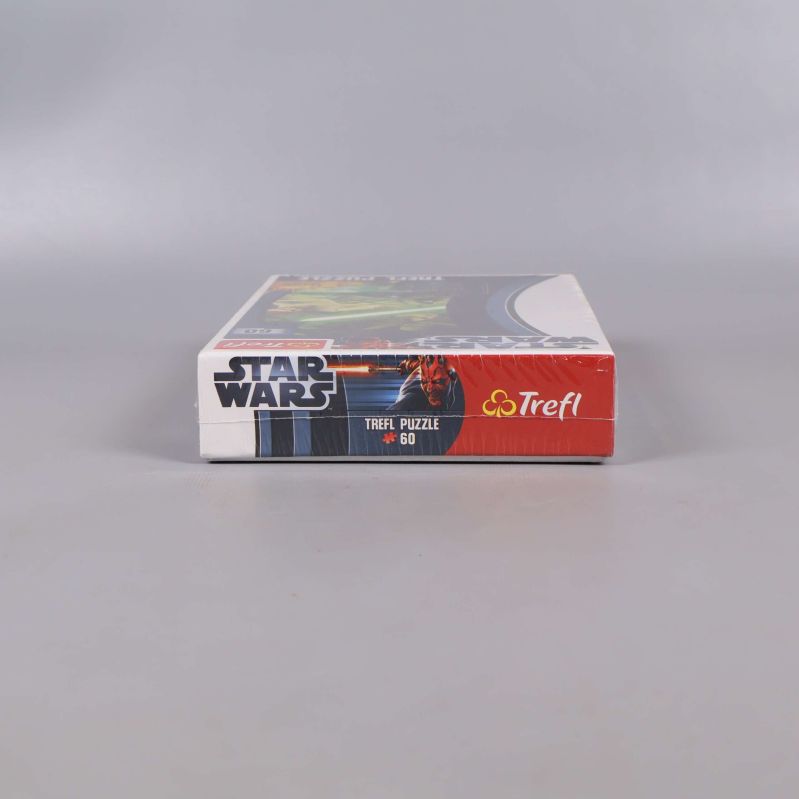 Nedre kant av Star Wars Trefl pusselask med logotyper och antal bitar
