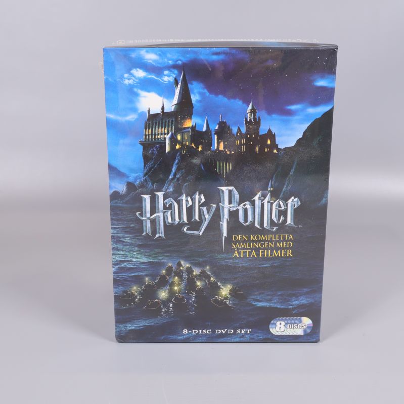 Framsidan av Harry Potter samlingsbox med Hogwarts-slottet i bakgrunden