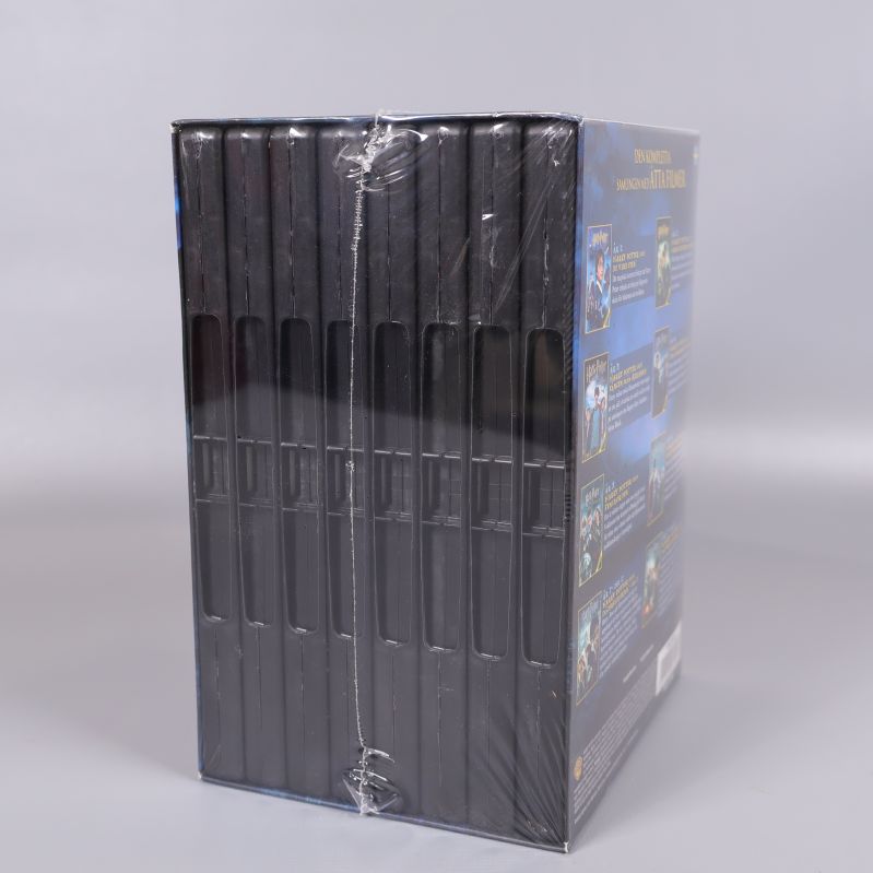 Sidan av boxen visar åtta svarta dvd-omslag i plast