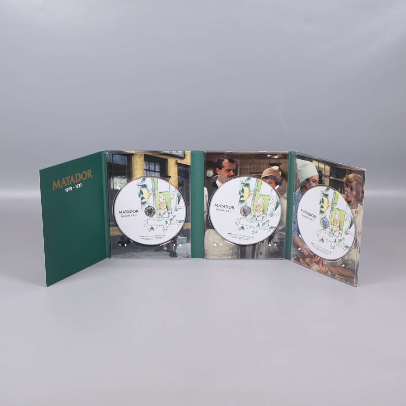 Öppen DVD-box med tre skivor och serieillustrationer