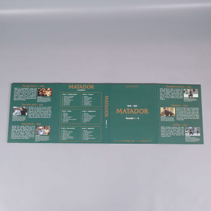 Utbredd insida av DVD-box med text och bilder från serien