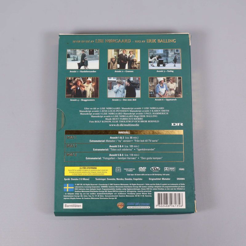 Närbild på baksidan av DVD-boxen med specifikationer och produktmärkning