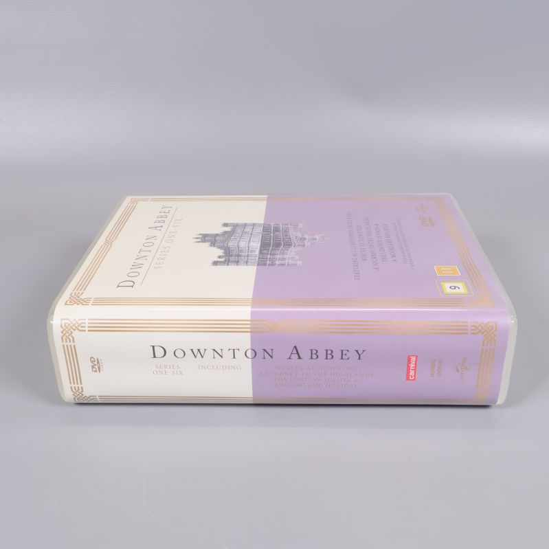 Ryggsidan av Downton Abbey DVD-box liggande