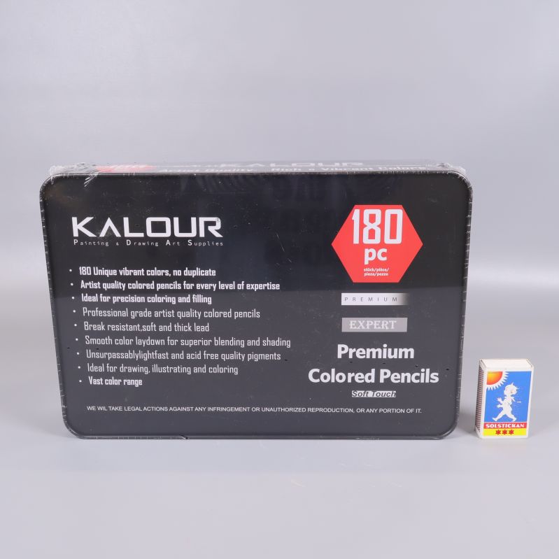 Baksida av asken Kalour Premium Colored Pencils 180 pc, en tändsticksask som storlekreferens