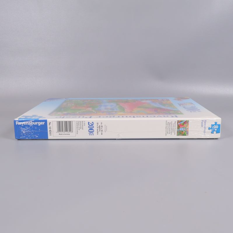 Långsida av pusselask Ravensburger med streckkod och bitinformation