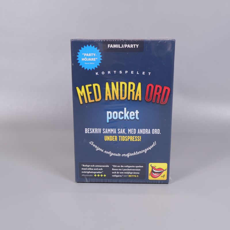 Spelet Med andra ord pocket uppställt på blå bakgrund