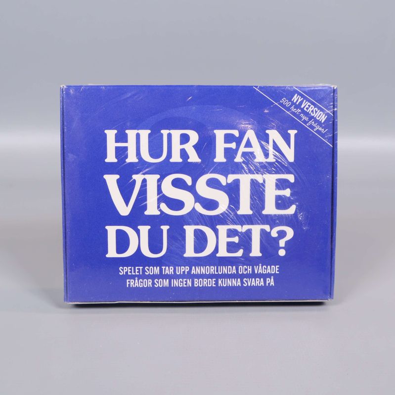 Spelets framsida med tydlig vit text och blå bakgrund