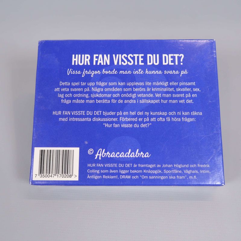 Baksidan av spelasken med spelbeskrivning och logotyp