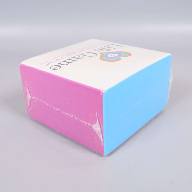 Spelboxens sida med rosa och blå färg