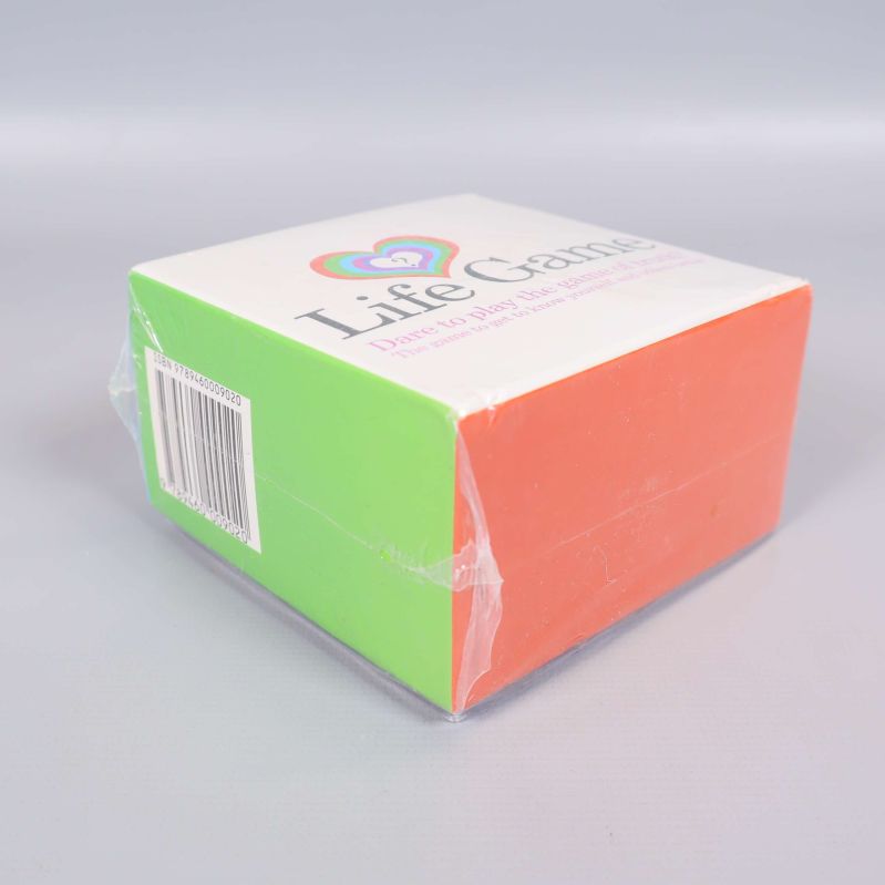 Spelboxens orange och gröna sidor syns tydligt
