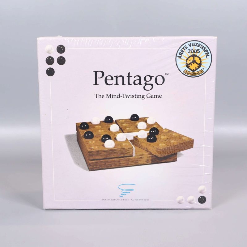 Framsida av Pentago med bild på spelbräda och pjäser