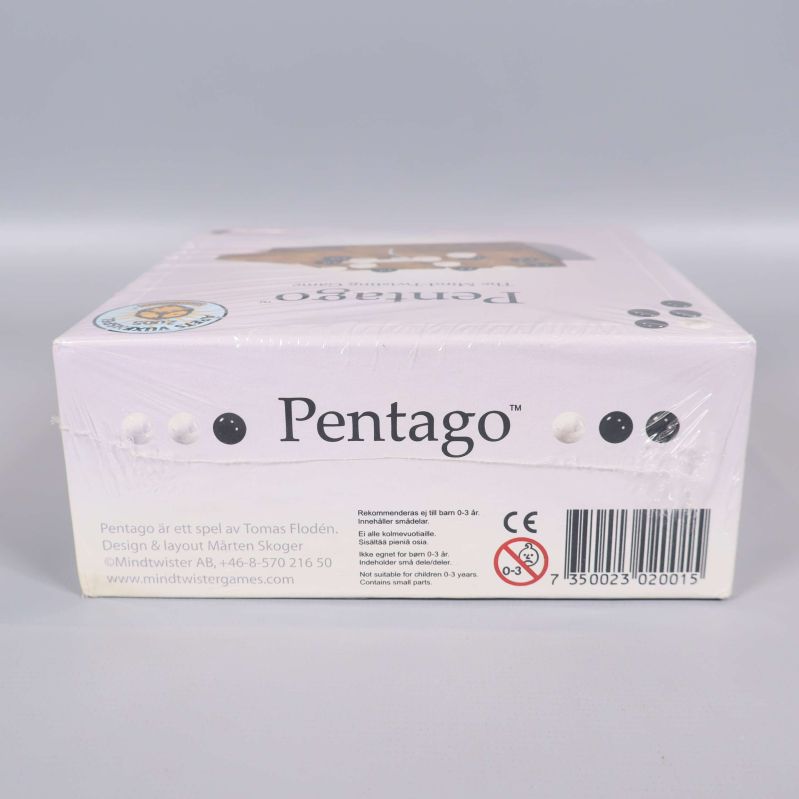 Pentago lådans undersida med tillverkarinformation och streckkod