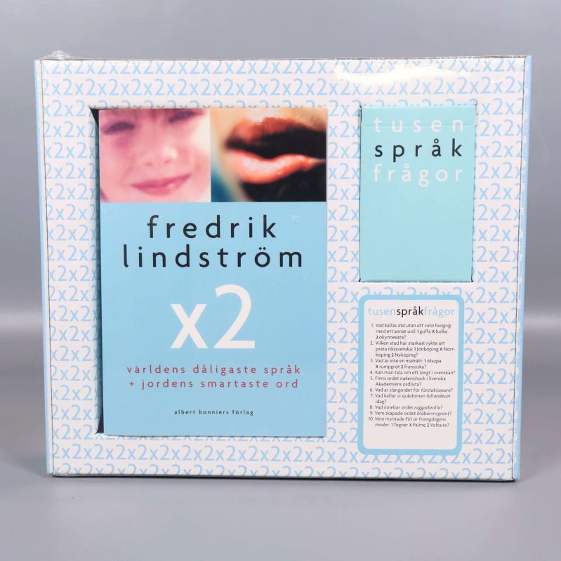 Förpackningens framsida med boktitlar och mönster i blått