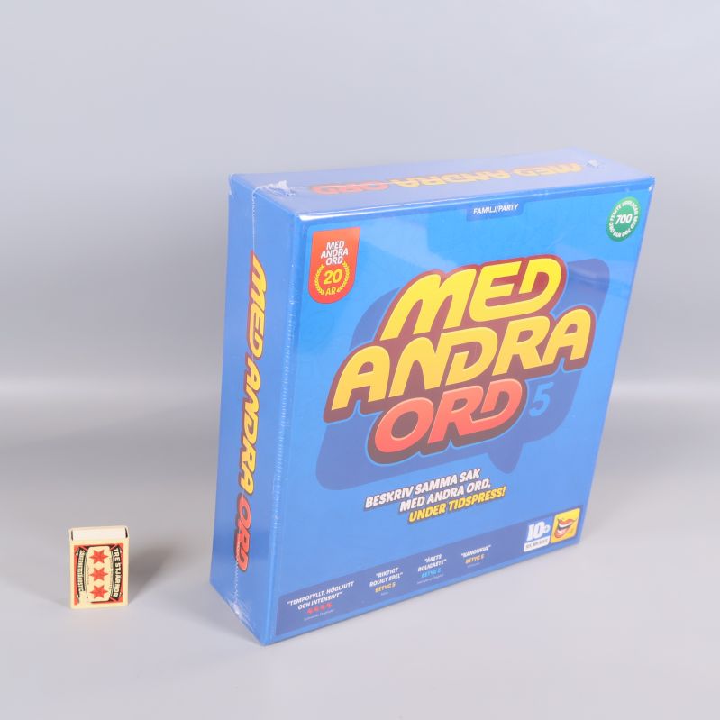 Med Andra Ord-kartongen bredvid en tändsticksask för storleksjämförelse