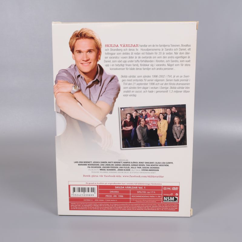 Baksidan på dvd-boxen med bild och beskrivning av serien