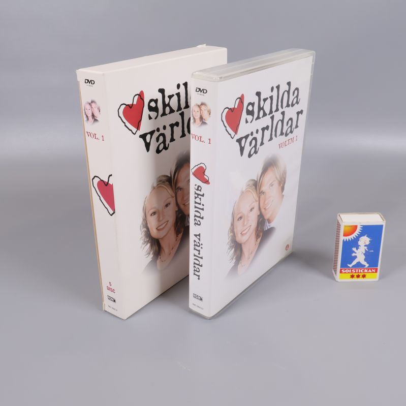 DVD-box och fodral till Skilda världar volym 1 med en tändsticksask för storleksreferens