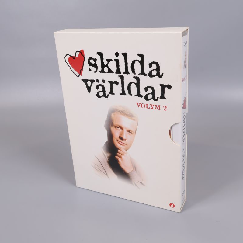Stående dvd-box Skilda världar volym 2 mot grå bakgrund