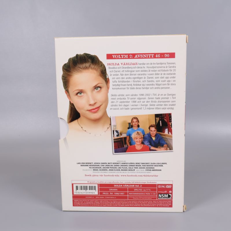 Baksidan av dvd-boxen med beskrivning och karaktärsfoto