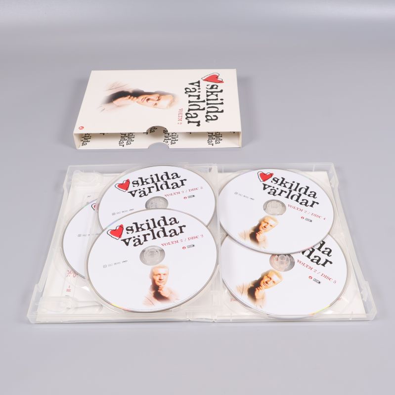 Fyra dvd-skivor med Skilda världar volym 2 i fodral