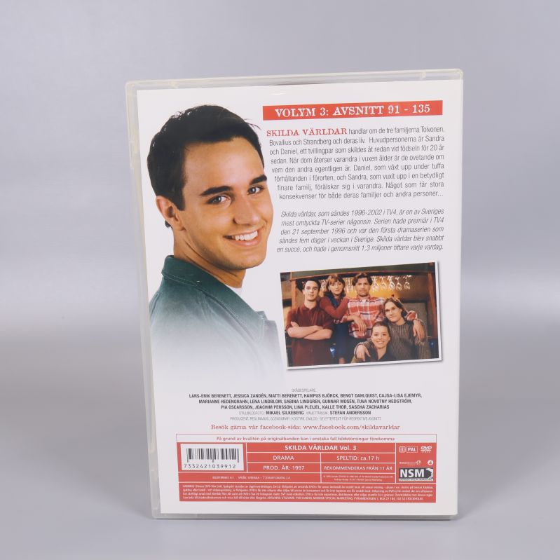 Baksidan av DVD-box med sammanfattning och serieinformation