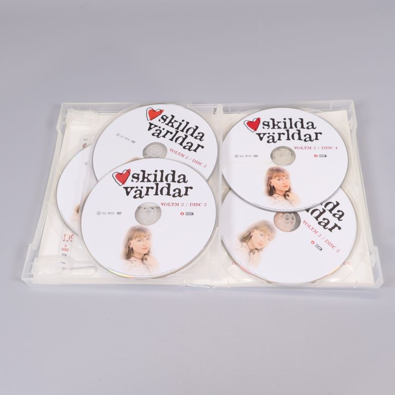 Öppen DVD-box med fem skivor placerade inuti