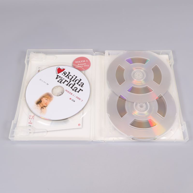 Insida av DVD-box visar tre skivor och ett fack