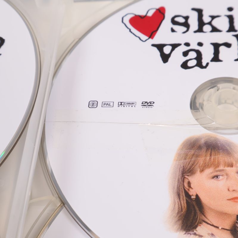 Närbild på en DVD-skiva med tejp över en spricka