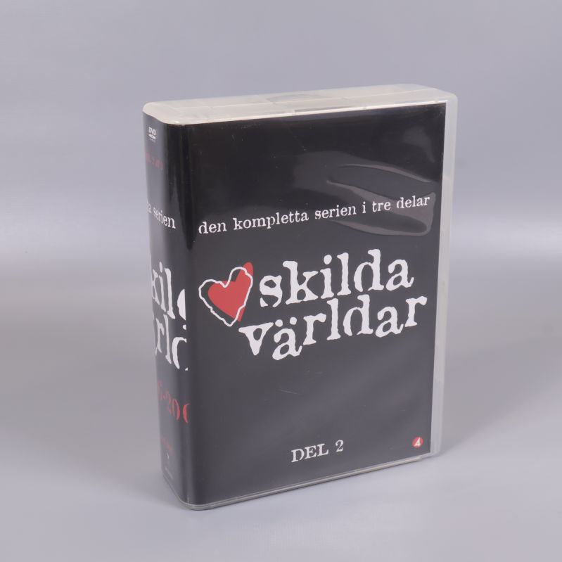 Framsidan på Skilda världar dvd-box del 2 stående