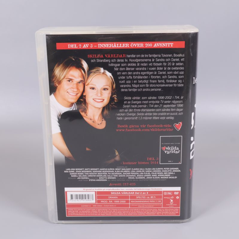 Baksidan på dvd-boxen Skilda världar del 2 med serieinformation
