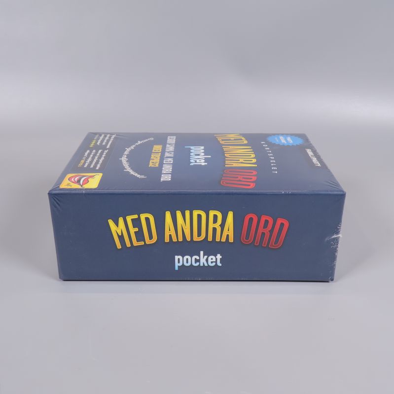Kortspelsask liggande från andra sidan med spelets titel