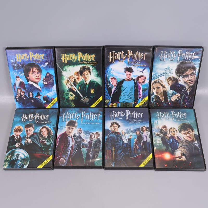 Alla åtta dvd-fodral från Harry Potter-serien i rad