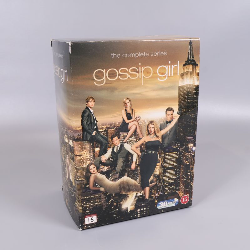 Gossip Girl DVD-box framifrån visar omslaget