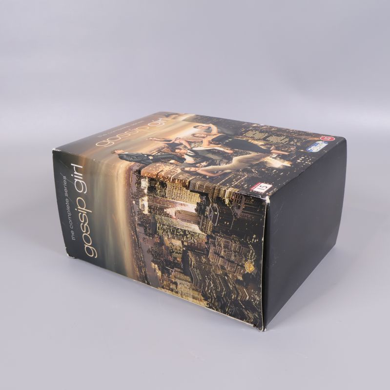 Gossip Girl DVD-box ligger på sidan och visar boxens storlek