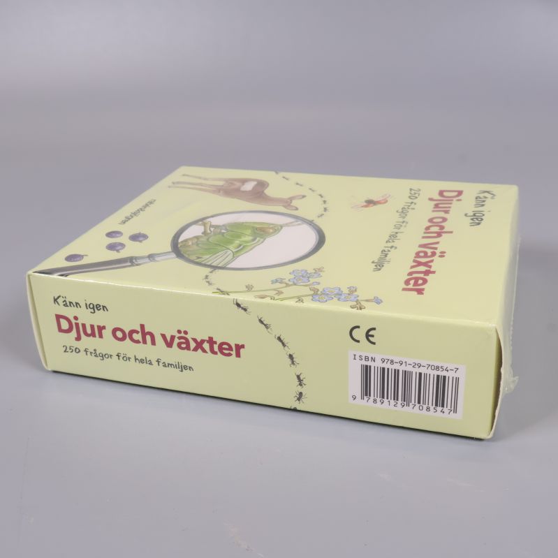 Sida av spellådan med streckkod och CE-märkning