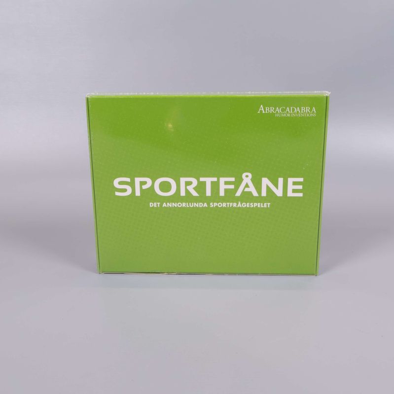 Framsidan av grön ask med vit text Sportfåne