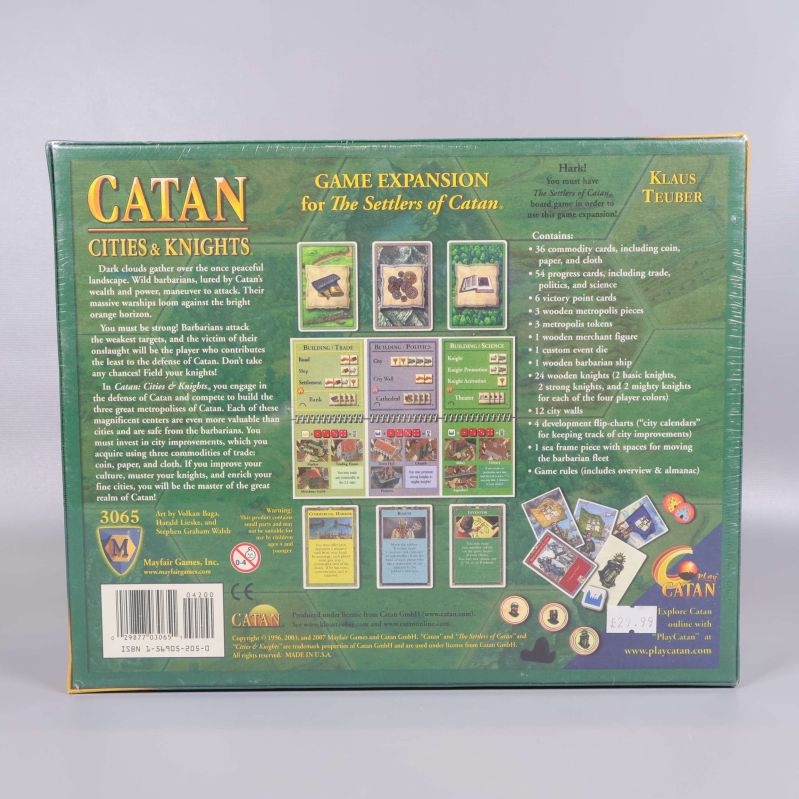 Baksidan av Catan Cities & Knights-lådan med beskrivning och bilder på spelinnehåll