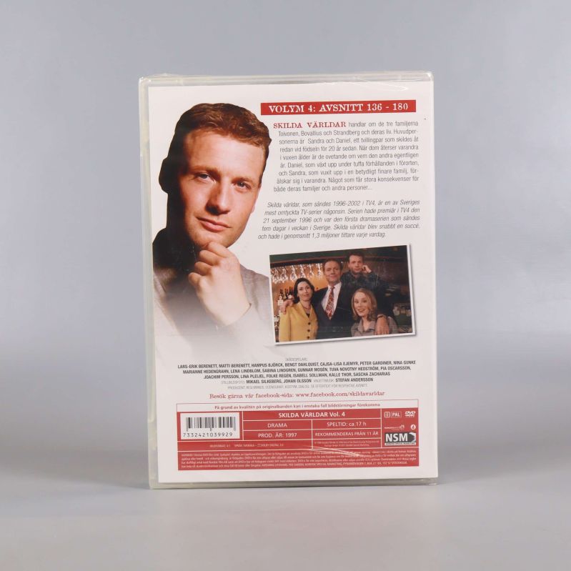 Baksidan av dvd-fodralet visar serieinformation och en bild på familjen