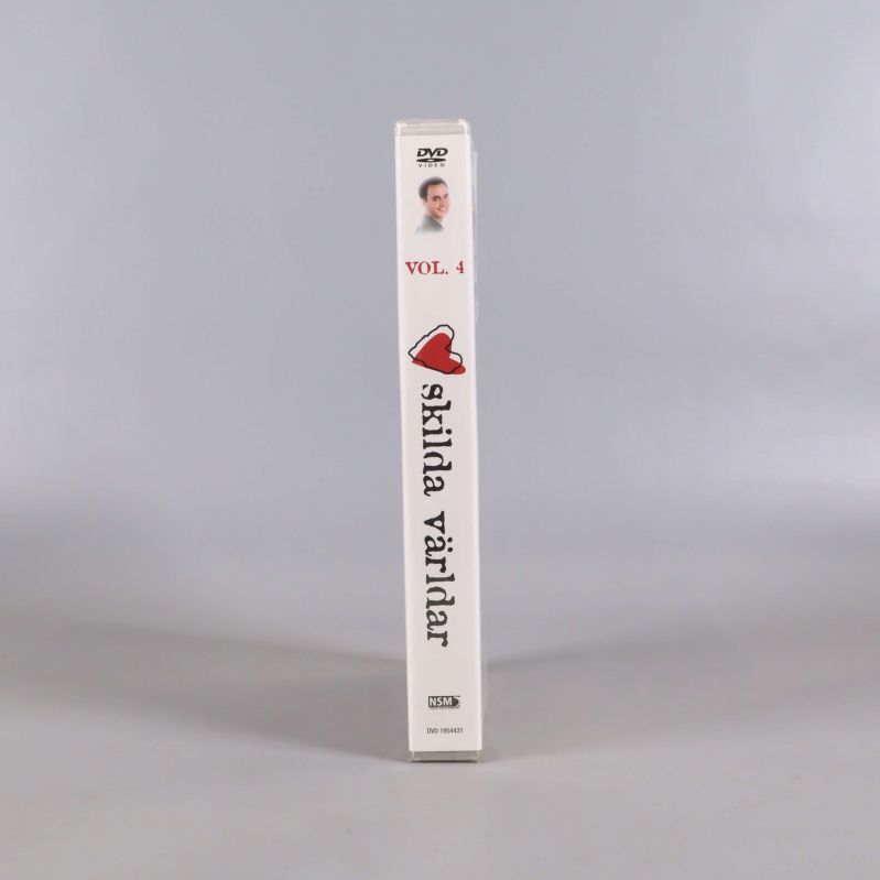 Rygg på Skilda världar volym 4 DVD med titel och logotyp