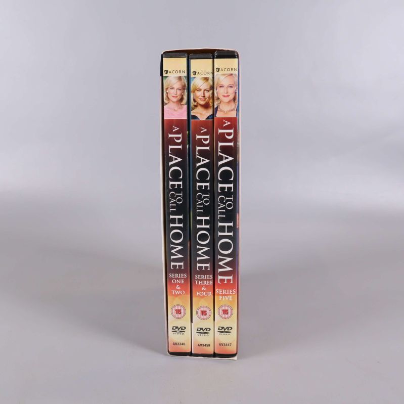 Tre DVD-fodral står bredvid varandra med titel