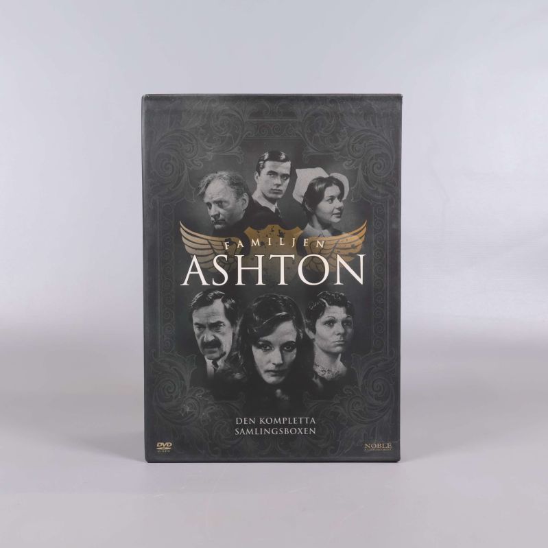 DVD-box med titeln Familjen Ashton, porträtt av karaktärer och guldfärgade detaljer