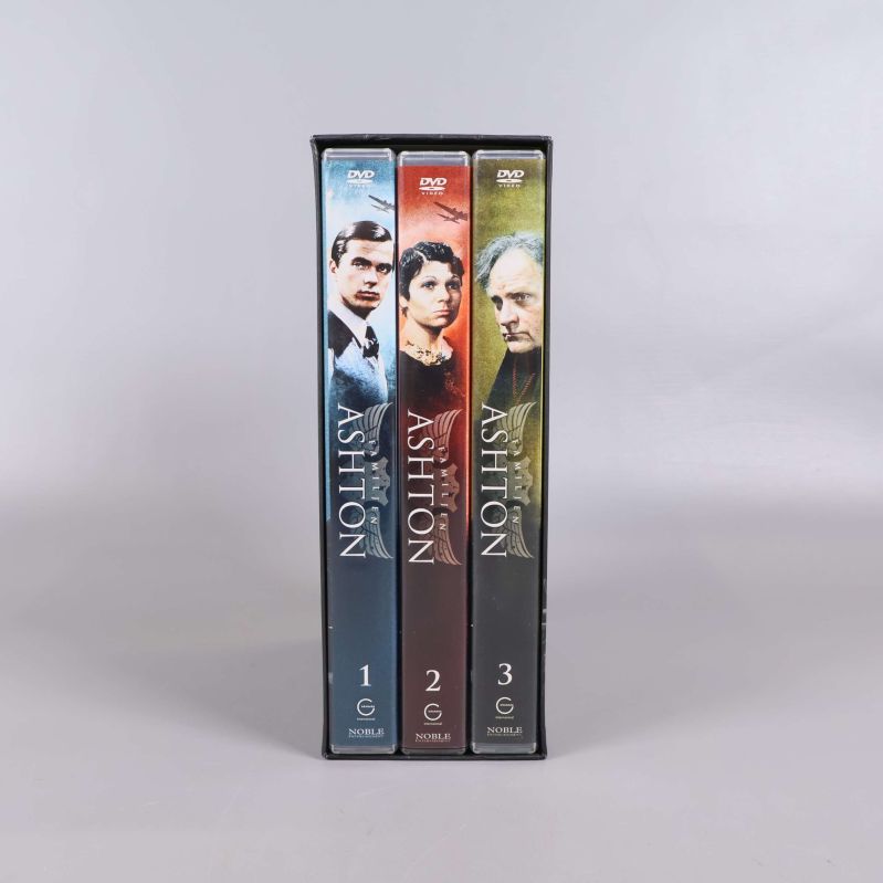 Tre DVD-fodral av Familjen Ashton synliga i öppen box