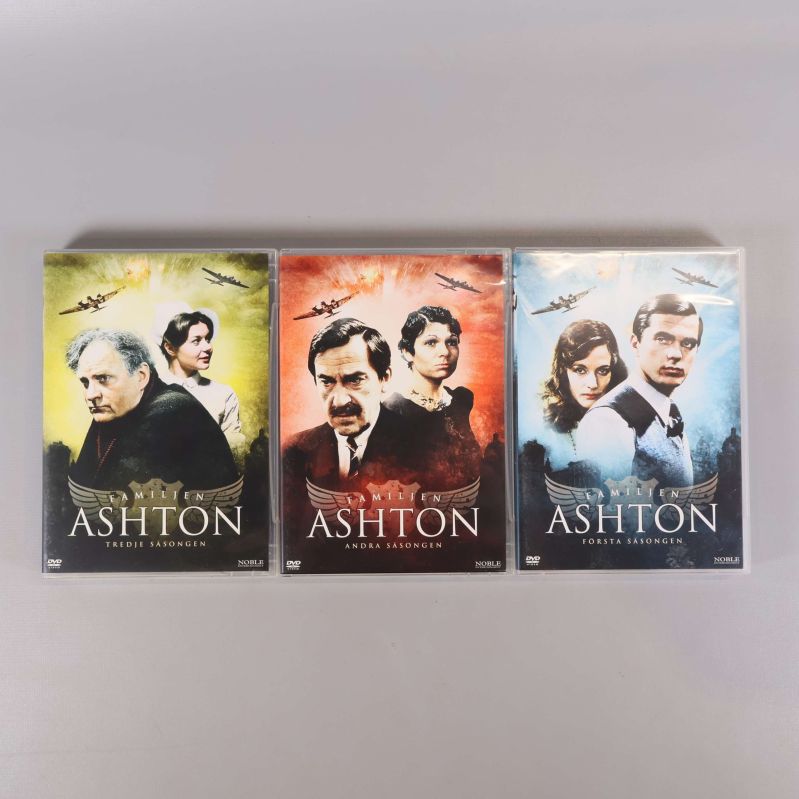 Framsidorna av tre olika Familjen Ashton DVD-fodral bredvid varandra