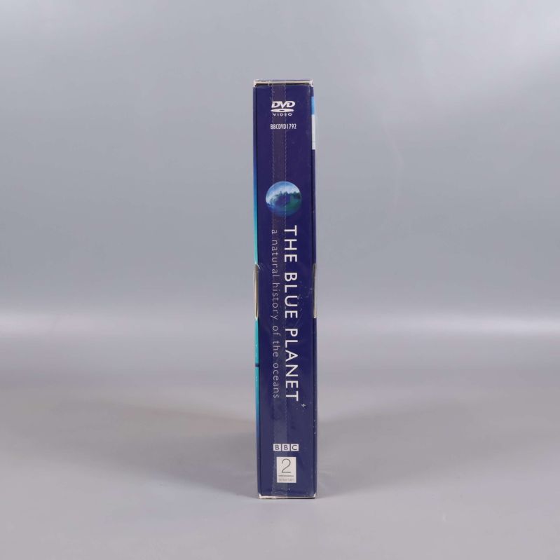 Ytterligare sidovy på The Blue Planet DVD box med text och jordglob