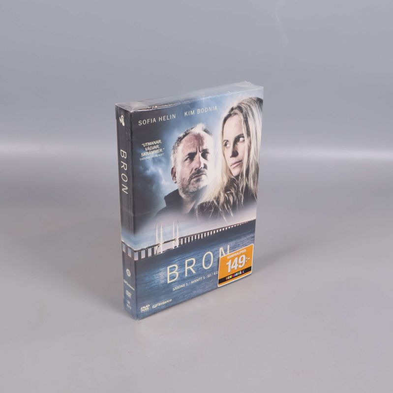 DVD-box Bron säsong 1 stående mot ljus bakgrund