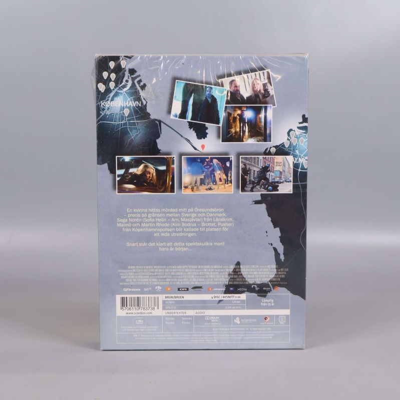 Baksidan av DVD-boxen Bron säsong 1 med bilder och text