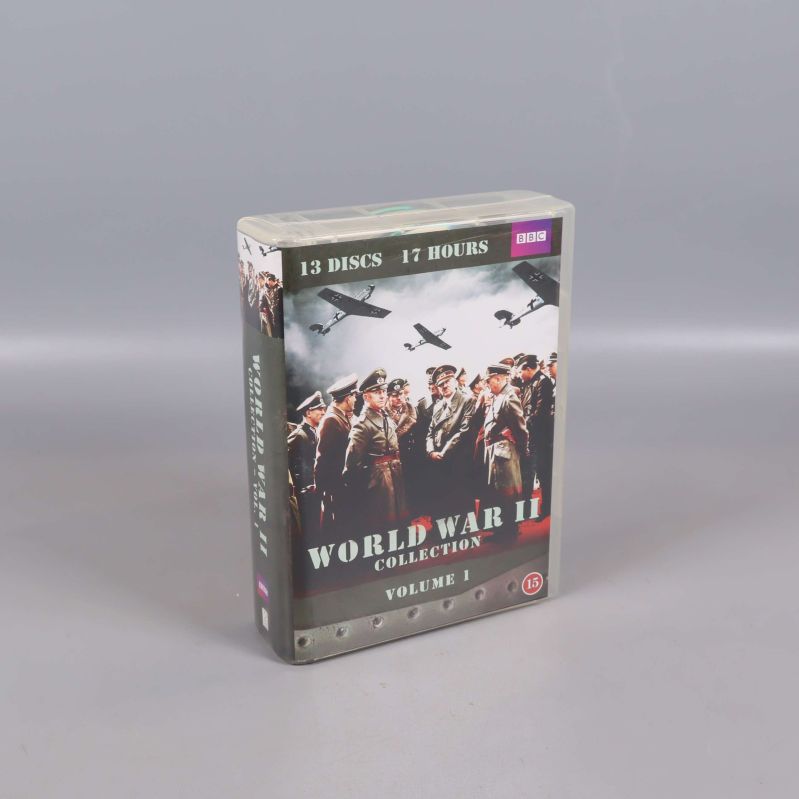 World War II samlarbox i färgglad förpackning sedd snett framifrån